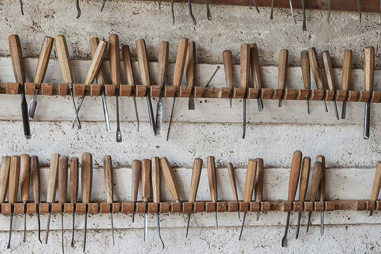 Détail du râtelier : gouges et ciseaux à bois. © Région Bourgogne-Franche-Comté, Inventaire du patrimoine