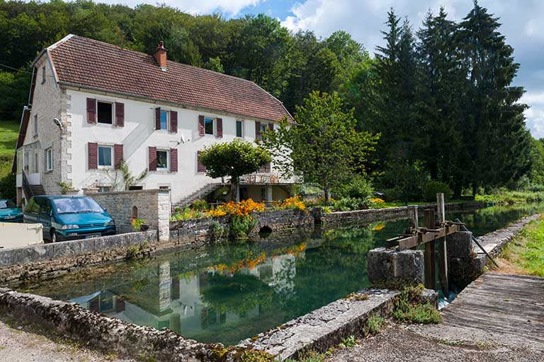 Le logement (moulin primitif) et le bief d'amenée. © Région Bourgogne-Franche-Comté, Inventaire du patrimoine