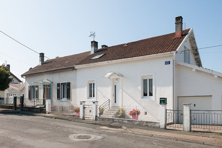 Maison jumelée vue de trois quarts droite. © Région Bourgogne-Franche-Comté, Inventaire du patrimoine