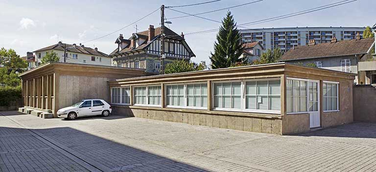 Garages : façades antérieure et latérale droite. © Région Bourgogne-Franche-Comté, Inventaire du patrimoine Garages : façades antérieure et latérale droite. © Région Bourgogne-Franche-Comté, Inventaire du patrimoine