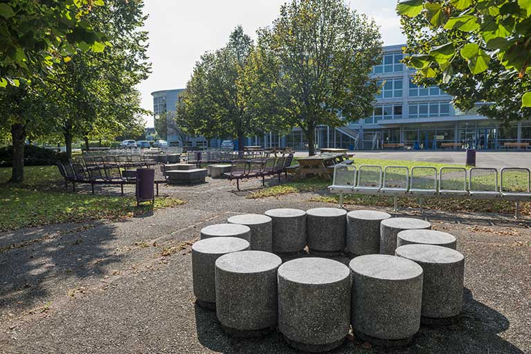 L'oeuvre dans son contexte, vue de l'est. © Région Bourgogne-Franche-Comté, Inventaire du patrimoine