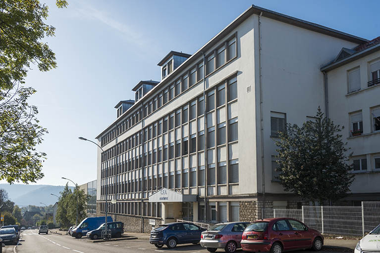 Entrée du Centre de formation des apprentis le long de l'avenue du commandant Marceau.  © Région Bourgogne-Franche-Comté, Inventaire du patrimoine