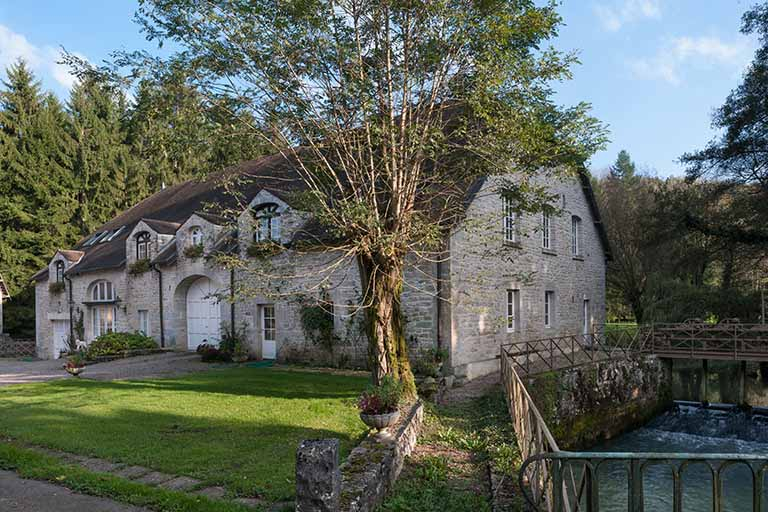 Bâtiment du moulin. Vue de trois quarts droite. © Région Bourgogne-Franche-Comté, Inventaire du patrimoine