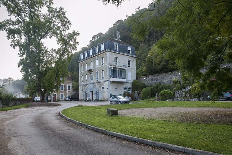 Conciergerie et logement patronal vus depuis le parc. © Région Bourgogne-Franche-Comté, Inventaire du patrimoine