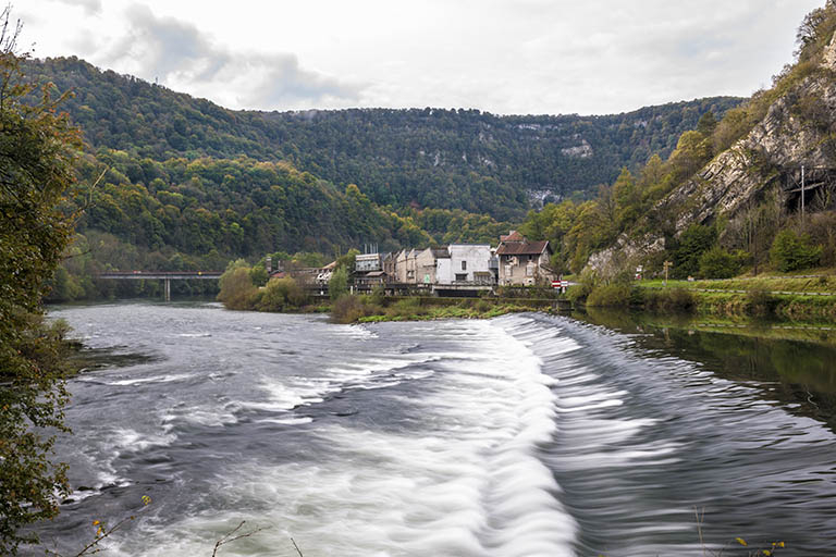 Vue d'ensemble depuis l'extrémité orientale du barrage. © Région Bourgogne-Franche-Comté, Inventaire du patrimoine Vue d'ensemble depuis l'extrémité orientale du barrage. © Région Bourgogne-Franche-Comté, Inventaire du patrimoine