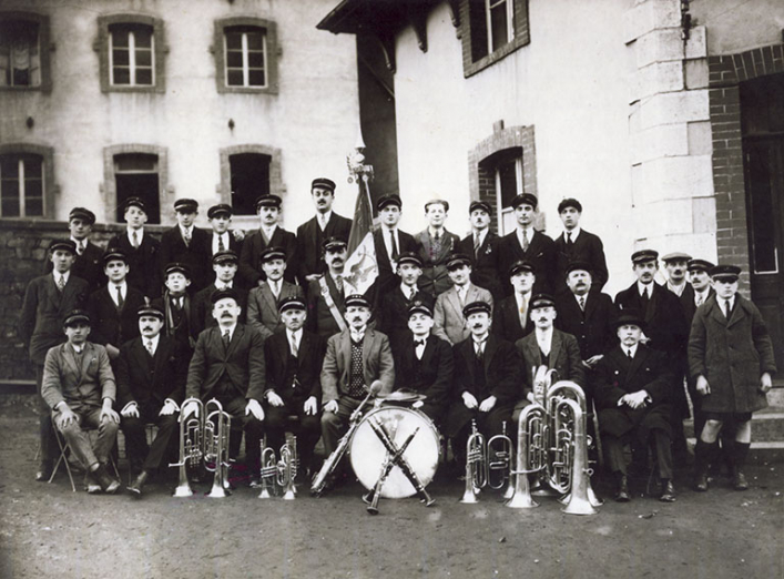 Fanfare de l'usine Bost Frères, photogr., s.d. [début 20e siècle]. © Région Bourgogne-Franche-Comté, Inventaire du patrimoine