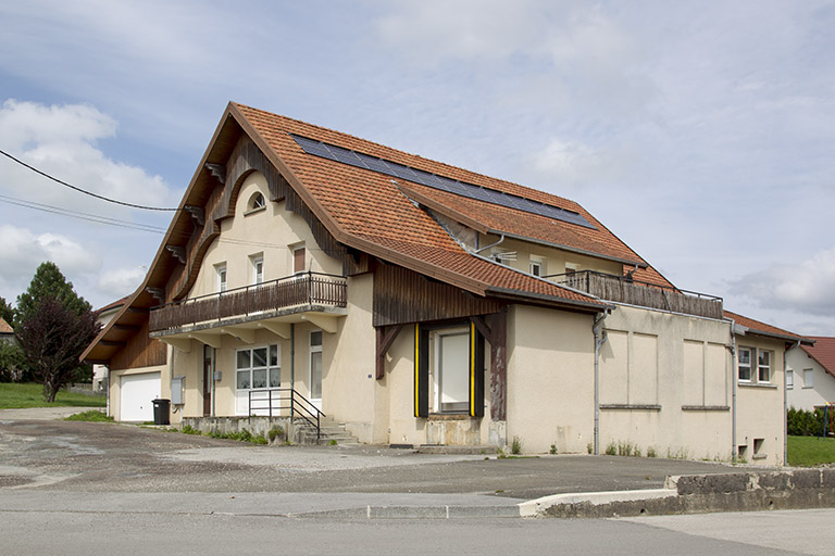 Façades antérieure et latérale droite. © Région Bourgogne-Franche-Comté, Inventaire du patrimoine Façades antérieure et latérale droite. © Région Bourgogne-Franche-Comté, Inventaire du patrimoine