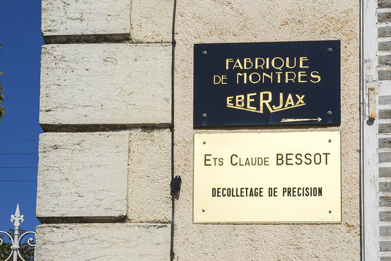 Logement patronal : plaques apposées sur la façade latérale droite. © Région Bourgogne-Franche-Comté, Inventaire du patrimoine