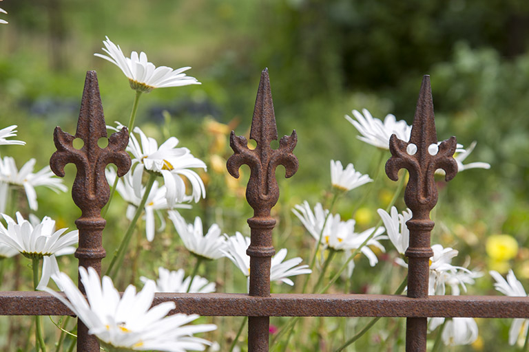 Détail de la grille du jardin. © Région Bourgogne-Franche-Comté, Inventaire du patrimoine Détail de la grille du jardin. © Région Bourgogne-Franche-Comté, Inventaire du patrimoine