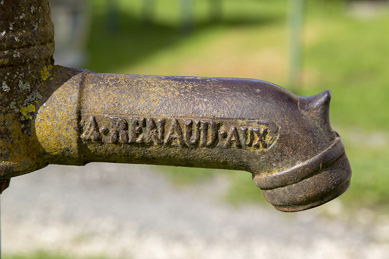 Pompe à eau : inscription donnant le nom du fabricant. © Région Bourgogne-Franche-Comté, Inventaire du patrimoine Pompe à eau : inscription donnant le nom du fabricant. © Région Bourgogne-Franche-Comté, Inventaire du patrimoine