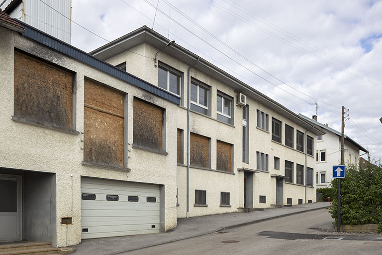 Usine, 2e corps de bâtiment : façade antérieure. A gauche l'ancien passage, bâti dans un second temps. © Région Bourgogne-Franche-Comté, Inventaire du patrimoine Usine, 2e corps de bâtiment : façade antérieure. A gauche l'ancien passage, bâti dans un second temps. © Région Bourgogne-Franche-Comté, Inventaire du patrimoine
