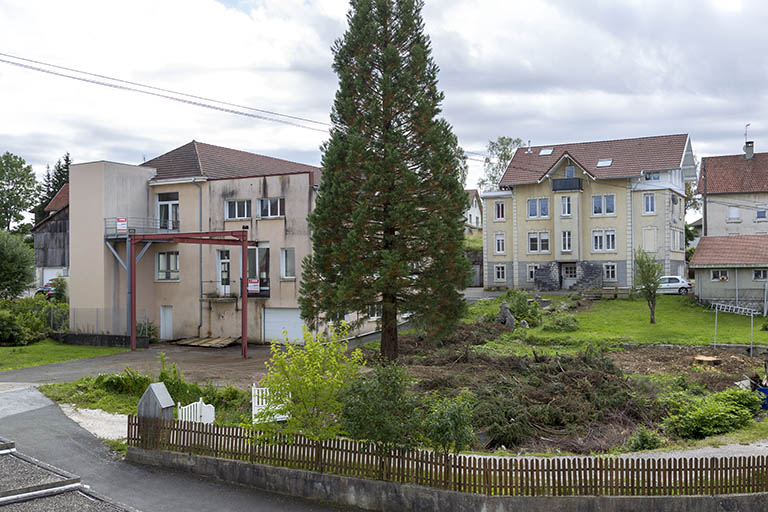 Vue d'ensemble, depuis le nord (façades postérieures). © Région Bourgogne-Franche-Comté, Inventaire du patrimoine Vue d'ensemble, depuis le nord (façades postérieures). © Région Bourgogne-Franche-Comté, Inventaire du patrimoine