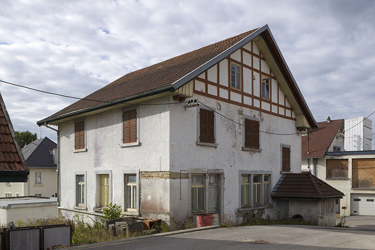 Deuxième bâtiment, au 4 rue Victor Hugo : façades postérieure et latérale droite. © Région Bourgogne-Franche-Comté, Inventaire du patrimoine Deuxième bâtiment, au 4 rue Victor Hugo : façades postérieure et latérale droite. © Région Bourgogne-Franche-Comté, Inventaire du patrimoine