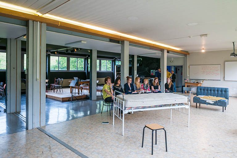 Dans la classe de théâtre. © Région Bourgogne-Franche-Comté, Inventaire du patrimoine