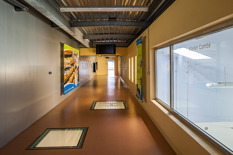 Galerie de circulation supérieure de la halle. © Région Bourgogne-Franche-Comté, Inventaire du patrimoine