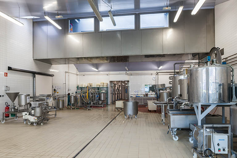 Salle de production des produits frais. © Région Bourgogne-Franche-Comté, Inventaire du patrimoine
