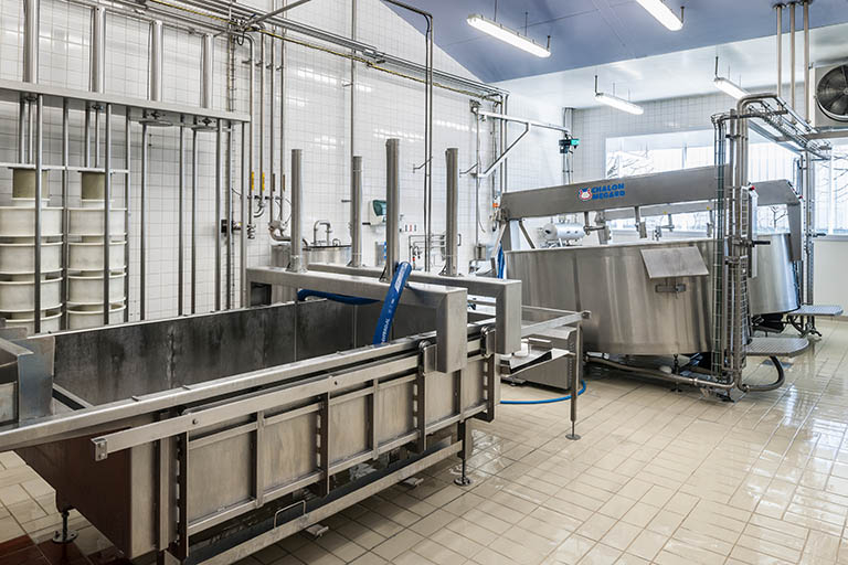 Salle de production des produits frais. © Région Bourgogne-Franche-Comté, Inventaire du patrimoine