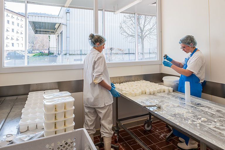 Elaboration de fromages frais. © Région Bourgogne-Franche-Comté, Inventaire du patrimoine