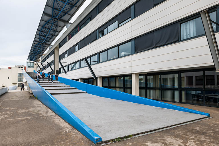 Externat, façade postérieure : rampe de secours. © Région Bourgogne-Franche-Comté, Inventaire du patrimoine