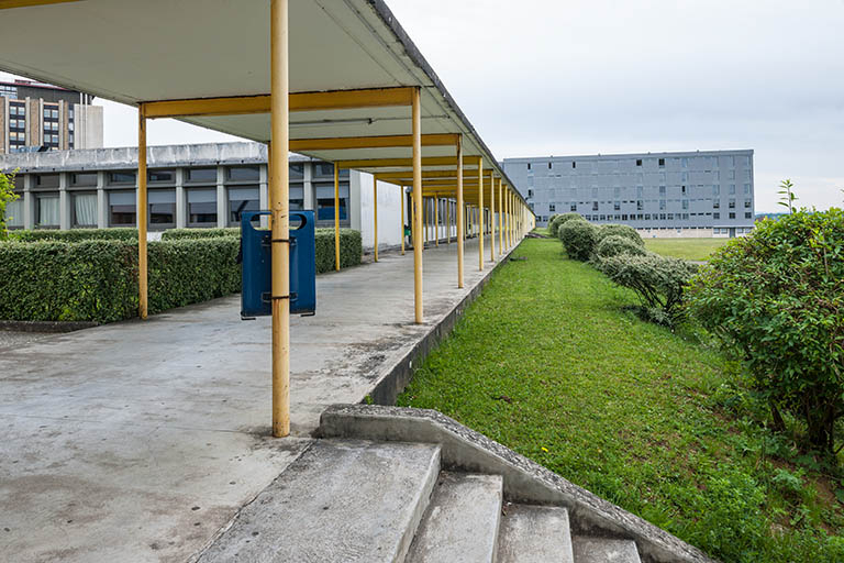 Passage couvert menant au bâtiment d'internat. © Région Bourgogne-Franche-Comté, Inventaire du patrimoine