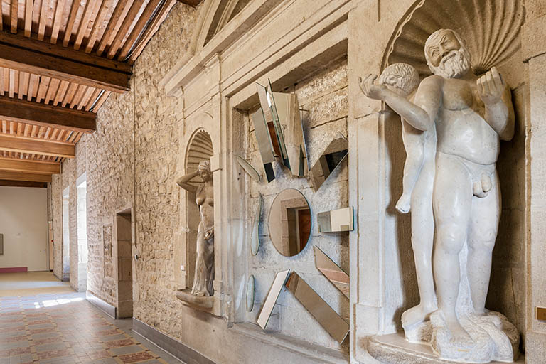 Galerie de l'ancien cloître : groupe sculpté © Région Bourgogne-Franche-Comté, Inventaire du patrimoine Galerie de l'ancien cloître : groupe sculpté © Région Bourgogne-Franche-Comté, Inventaire du patrimoine