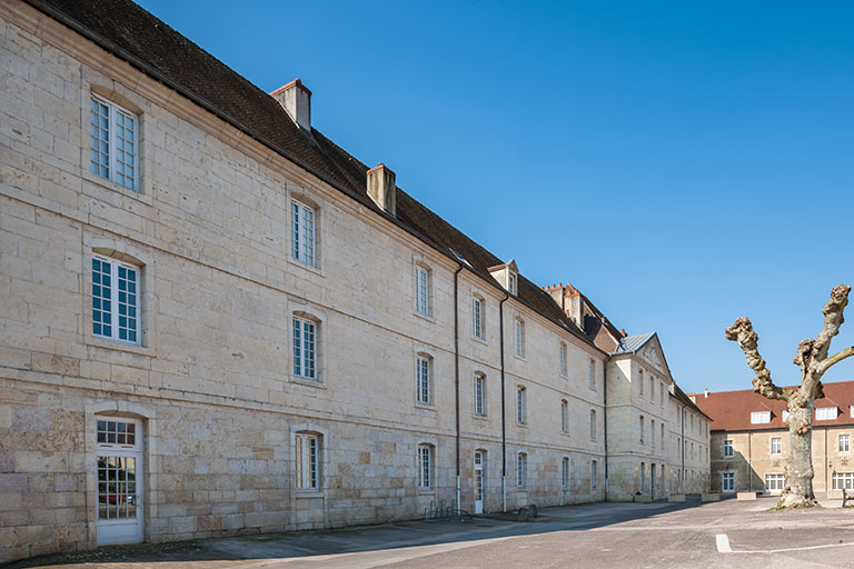 Externat : Vue 3/4 façade antérieure, place Précipiano. © Région Bourgogne-Franche-Comté, Inventaire du patrimoine