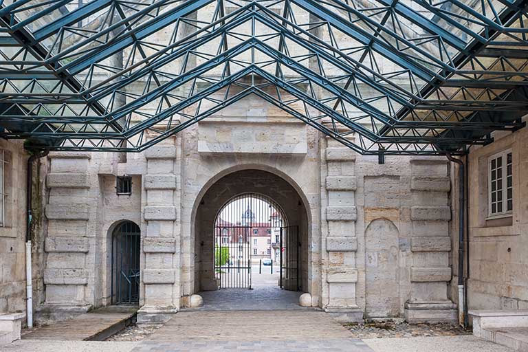 Porte d'Arans : vue postérieure avec améngement du passage couvert. © Région Bourgogne-Franche-Comté, Inventaire du patrimoine