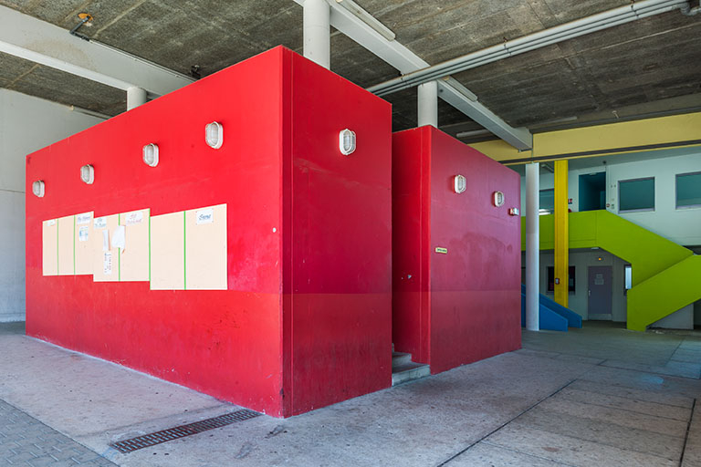 Rez-de-chaussée de l'internat-administration  : triatement des espaces par un  jeu de couleurs © Région Bourgogne-Franche-Comté, Inventaire du patrimoine Rez-de-chaussée de l'internat-administration  : triatement des espaces par un  jeu de couleurs © Région Bourgogne-Franche-Comté, Inventaire du patrimoine