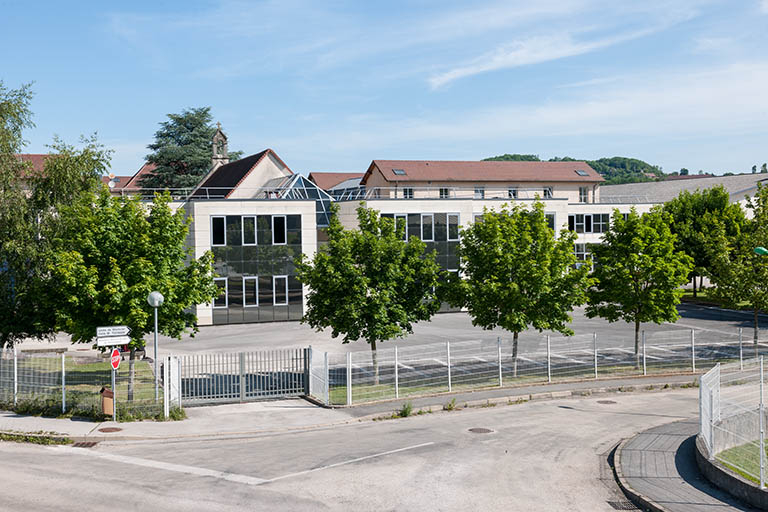 Extension Sud : bâtiments, passage et chevet de la chapelle, parking. © Région Bourgogne-Franche-Comté, Inventaire du patrimoine