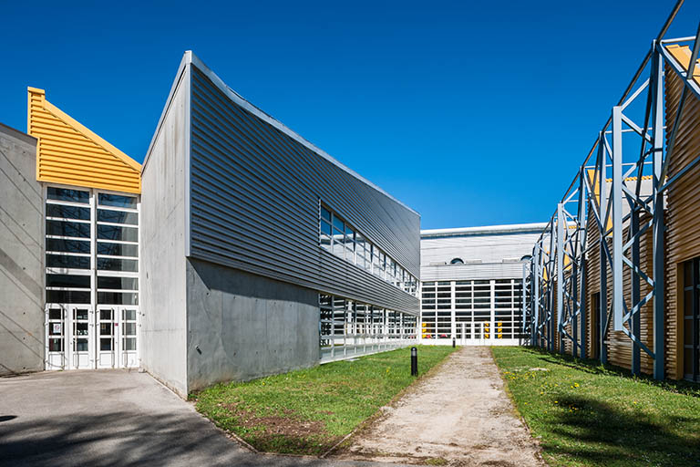 Façades Est, de gauche à droite : pignon de l'administration, façade du CDI, façade postérieure de l'externat et façades de l'atelier. © Région Bourgogne-Franche-Comté, Inventaire du patrimoine