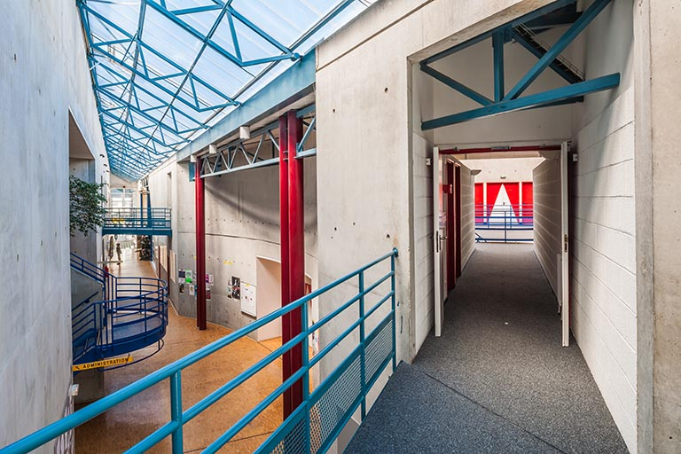 Rue galerie : coursive du 1er étage et vue plongeante. © Région Bourgogne-Franche-Comté, Inventaire du patrimoine