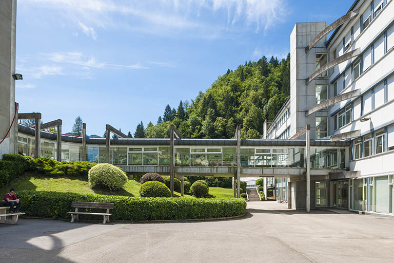 Passerelle couverte entre internat et externat . © Région Bourgogne-Franche-Comté, Inventaire du patrimoine