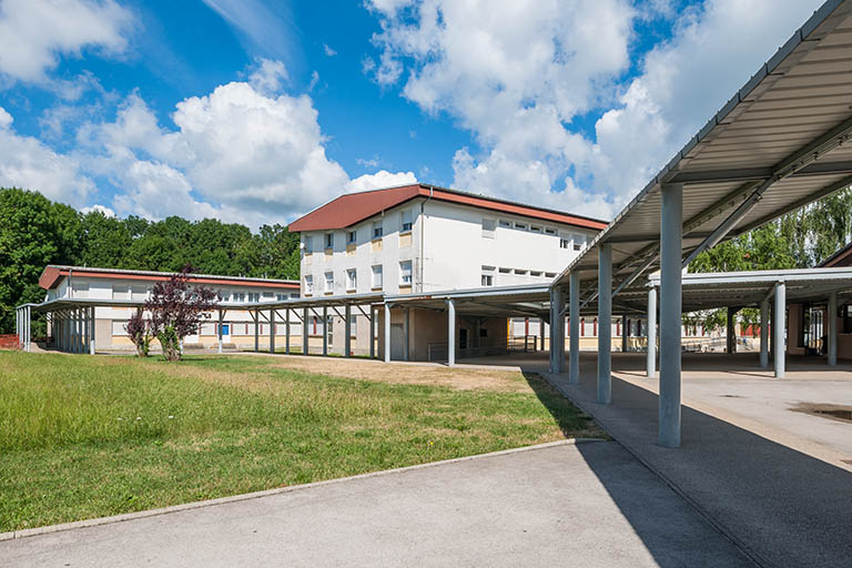 Circulations couvertes entre externat, internat et restauration.  © Région Bourgogne-Franche-Comté, Inventaire du patrimoine