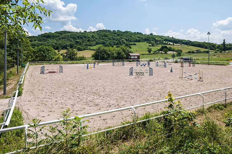 Centre équestre : carrière avec parcours. © Région Bourgogne-Franche-Comté, Inventaire du patrimoine