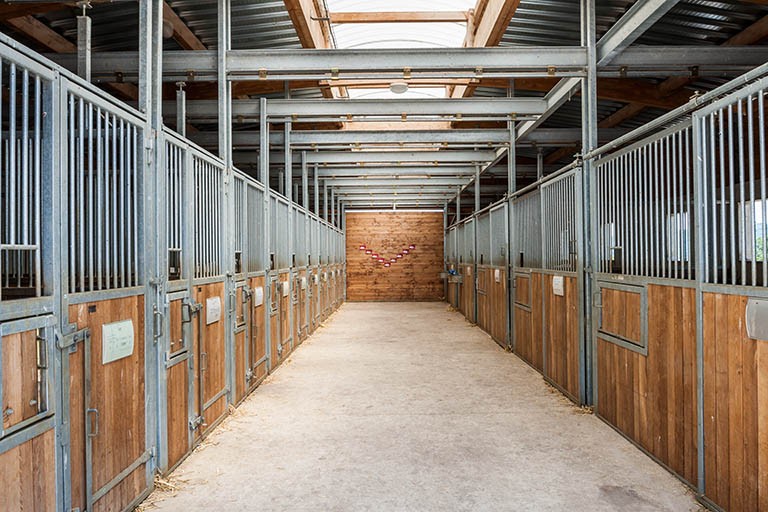 Centre équestre : boxes d'enseignement, allée centrale. © Région Bourgogne-Franche-Comté, Inventaire du patrimoine