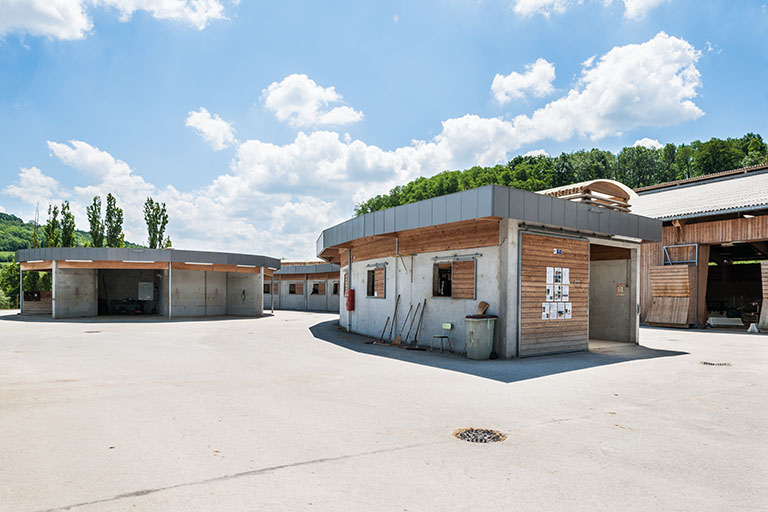  Centre équestre : boxes des  propriétaires de chevaux au 1er plan et cercle équin en arrière-plan. © Région Bourgogne-Franche-Comté, Inventaire du patrimoine
