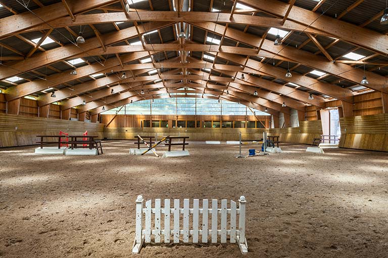 Centre équestre : manège, vue intérieure avec charpente en lamellé collé. © Région Bourgogne-Franche-Comté, Inventaire du patrimoine