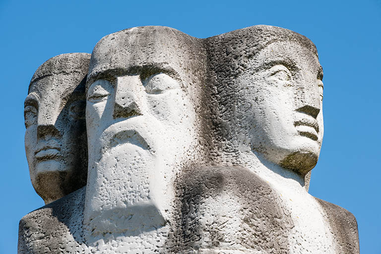 Détail des têtes : homme de face et profil femme. © Région Bourgogne-Franche-Comté, Inventaire du patrimoine