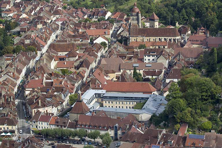 Le lycée et ses sites dans la ville  : vue du quartier avec site des jacobins et restaurant sur la place des déportés au 1er plan, puis le long de l'axe constitué par la rue Friant,  sites des oratoriens et de Bonotte. © Région Bourgogne-Franche-Comté, Inventaire du patrimoine