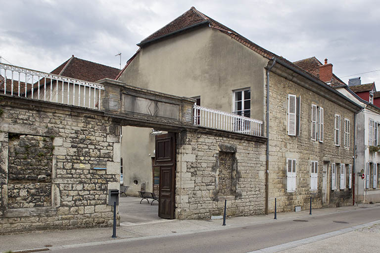 Entrée, rue du collège. © Région Bourgogne-Franche-Comté, Inventaire du patrimoine Entrée, rue du collège. © Région Bourgogne-Franche-Comté, Inventaire du patrimoine