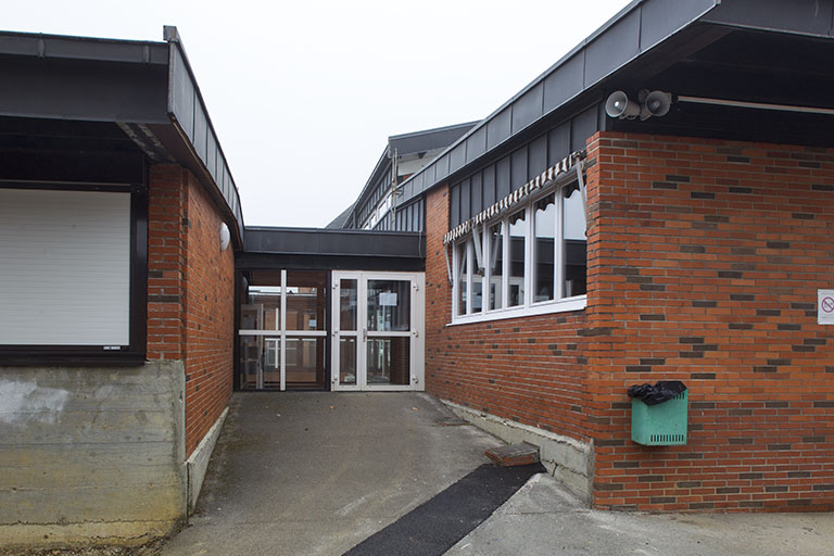 Accès au hall d'entrée du lycée par sa façade postérieure est. © Région Bourgogne-Franche-Comté, Inventaire du patrimoine