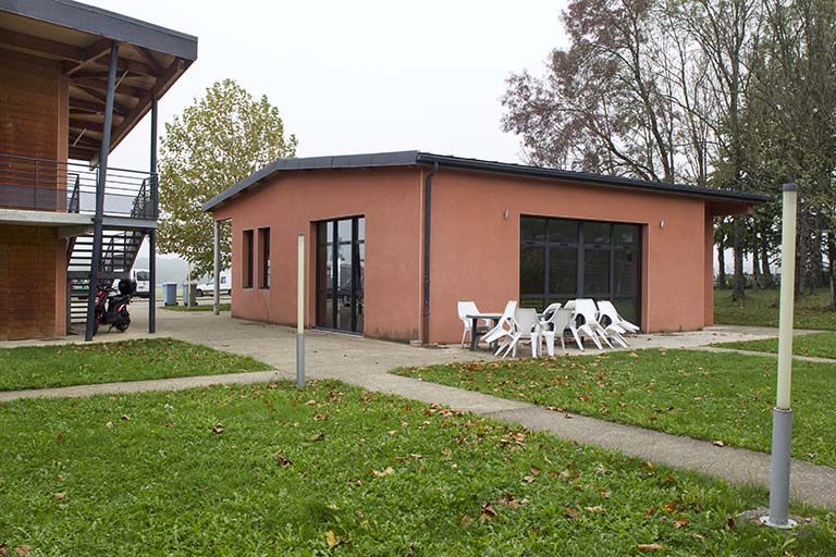 Angle sud-est et pignon sud du foyer des stagaires. © Région Bourgogne-Franche-Comté, Inventaire du patrimoine