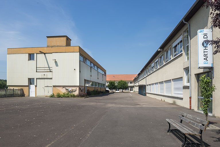 Vue de l'entrée depuis l'est. © Région Bourgogne-Franche-Comté, Inventaire du patrimoine Vue de l'entrée depuis l'est. © Région Bourgogne-Franche-Comté, Inventaire du patrimoine