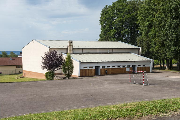 Gymnase et terrain de sport, vue générale. © Région Bourgogne-Franche-Comté, Inventaire du patrimoine