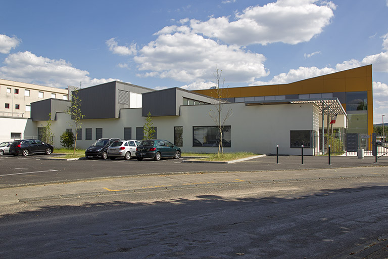 Façade ouest du pôle hôtelier, vue de la rue, à l'ouest. © Région Bourgogne-Franche-Comté, Inventaire du patrimoine