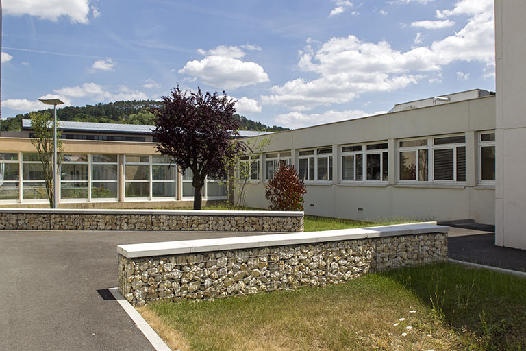 Façade postérieure nord du bâtiment de l'administration et couloir de liaison vers l'internat. © Région Bourgogne-Franche-Comté, Inventaire du patrimoine