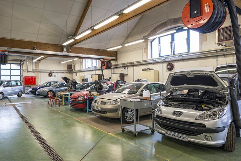Vue intérieure de l'atelier mécanique auto. © Région Bourgogne-Franche-Comté, Inventaire du patrimoine