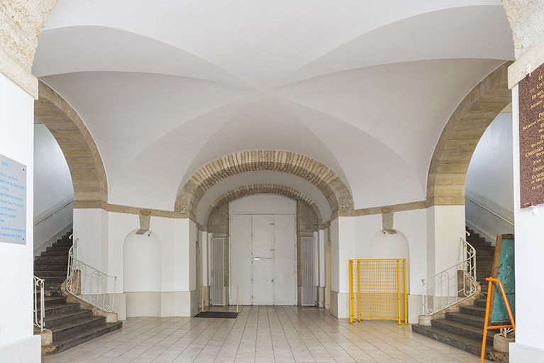 Dans le hall d'entrée du bâtiment de l'ancienne caserne. © Région Bourgogne-Franche-Comté, Inventaire du patrimoine