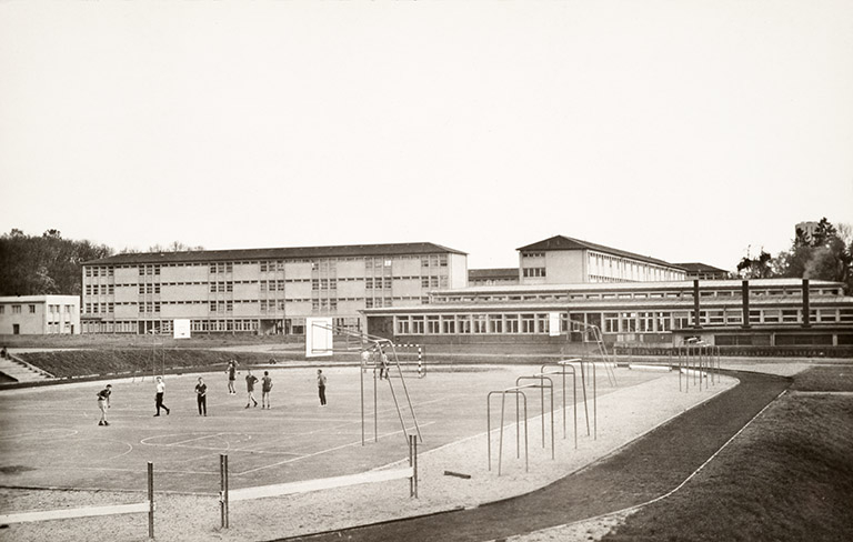 Vue du lycée durant les années 1960. © Région Bourgogne-Franche-Comté, Inventaire du patrimoine