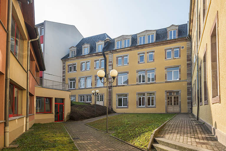 Cour derrière la façade postérieure sud du corps central du grand lycée. © Région Bourgogne-Franche-Comté, Inventaire du patrimoine